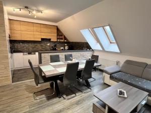 布达佩斯Rédiapartmanok的用餐室以及带桌子和沙发的厨房。
