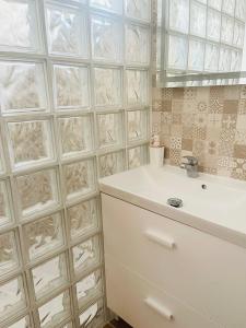 奥比多斯Casa Sonia Great location Quiet area Easy access的白色的浴室设有水槽和镜子