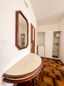 弗洛里亚诺波利斯Canas Gold Praia Hotel的配有桌子和镜子的房间