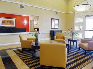 杰克逊维尔长住美国酒店 - 杰克逊维尔 - 迪尔伍德公园的医院的等候室,配有黄色的椅子和桌子