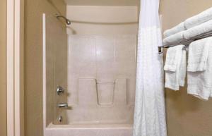 杰克逊维尔美洲长住酒店 - 杰克逊维尔 - 勒努瓦大道东的一间带白色淋浴帘的浴室