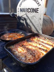 PartizaniiCasa Marcone的烤架上煮的两盘食物
