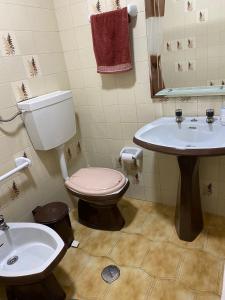 维塞乌Quarto casa familiar的一间带卫生间和水槽的浴室