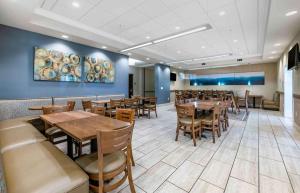 莱克兰Extended Stay America Premier Suites - Lakeland - I-4的用餐室配有木桌和椅子