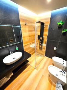 莱切Trilogy Prestige - Central Premium Suites的浴室配有卫生间、盥洗盆和淋浴。