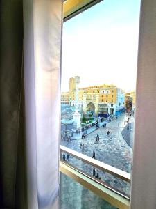 莱切Trilogy Prestige - Central Premium Suites的从窗户可欣赏到城市美景