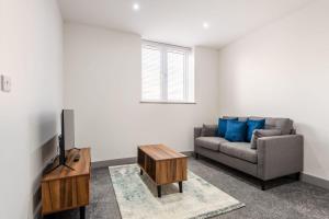 利兹Smart 1 Bedroom Apartment in Leeds的带沙发和电视的客厅