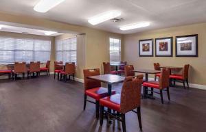 坦帕美国延住酒店 - 坦帕 - 机场 - 北西岸大道的一间在房间内配有桌椅的餐厅