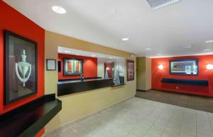 坦帕美国长居酒店 - 坦帕 - 机场 - 云杉街的酒店大堂设有橙色墙壁和水槽