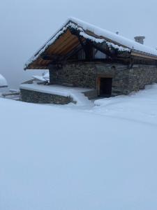 圣福瓦-塔朗泰斯Chalet 1829的一座有屋顶的雪覆盖的建筑