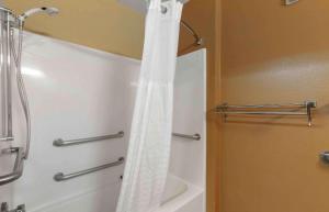 坦帕美国长居酒店 - 坦帕 - 机场 - 云杉街的一间带白色淋浴帘的浴室
