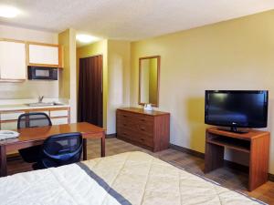 劳德代尔堡美洲长住酒店 - 劳德代尔堡 - 柏溪 - 西北6号的酒店客房配有一张床、一张书桌和一台电视。