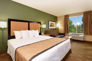 戴维劳德代尔堡 - 戴维 - 美国长住酒店的一间设有大床和窗户的酒店客房