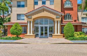 帕诺滩Extended Stay America Premier Suites - Fort Lauderdale - Cypress Creek - Park North的前面有大门的建筑