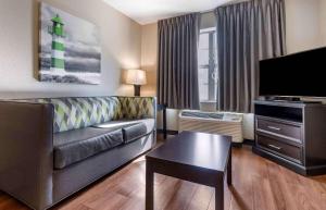 帕诺滩Extended Stay America Premier Suites - Fort Lauderdale - Cypress Creek - Park North的带沙发和平面电视的客厅