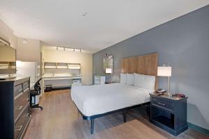 迈阿密艾斯坦德美式酒店 - 迈阿密 - 机场 - 蓝湖的一间设有床铺和厨房的大卧室