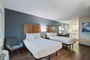 迈阿密艾斯坦德美式酒店 - 迈阿密 - 机场 - 蓝湖的酒店客房,配有两张床和椅子
