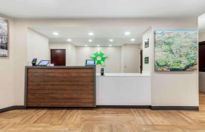 迈阿密Extended Stay America Premier Suites - Miami - Airport - Doral - 87th Avenue South的牙科办公室的出纳员