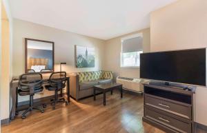 迈阿密Extended Stay America Premier Suites - Miami - Airport - Doral - 25th Street的客厅配有大屏幕平面电视