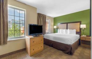 伯灵顿美国延时居住酒店- 波士顿 - 伯灵顿的配有一张床和一台平面电视的酒店客房