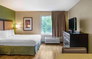 马尔伯勒美国长住酒店-波士顿-马尔堡的配有一张床和一台平面电视的酒店客房