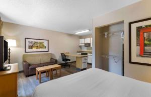 皮博迪美国波士顿皮博迪长住酒店的酒店客房配有一张床、一张沙发和一张书桌。