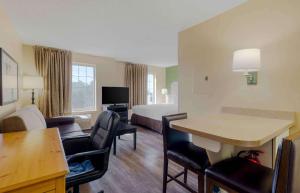 沃尔瑟姆美国波士顿沃尔瑟姆第四大道52号长住酒店的酒店客房带一张床、一张桌子和椅子
