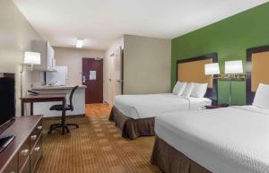 韦斯特伯鲁美国波士顿西波洛长住酒店 - 连接路店的酒店客房配有两张床和一张书桌