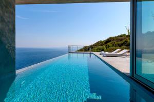 KoríthionStunning 180° Sea View Designer Villa for two的海景游泳池
