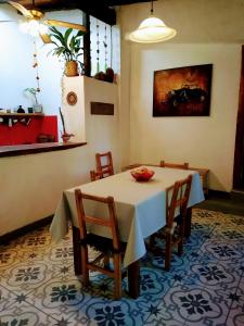 查克拉斯德科里亚Casitas del Cerro的一间带桌椅的用餐室