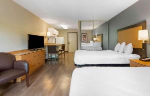 惠帕尼美国 - 汉诺威 - 帕西帕尼长住公寓式酒店的酒店客房设有两张床和一台平面电视。