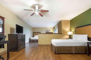 拉瑟福德美洲长住酒店 - 梅多兰兹 - 卢瑟福的一间卧室配有两张床和吊扇