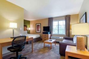 RandolphvilleExtended Stay America酒店 - 皮斯卡塔韦 - 罗格斯大学的酒店客房设有一间带一张床和一张沙发的卧室