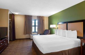 RandolphvilleExtended Stay America酒店 - 皮斯卡塔韦 - 罗格斯大学的酒店客房设有一张大床和一台电视。