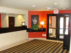 萨默塞特萨默塞特-富兰克林美国长住酒店的医院里带有出口标志的等候室