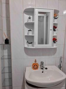 瓦萨Vaasa homestay的白色的浴室设有水槽和镜子