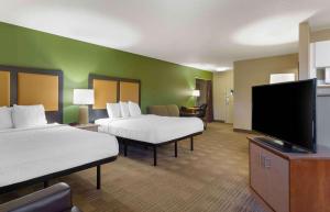 法明顿美洲长住酒店 - 哈特福德 - 法明顿的酒店客房设有两张床和一台平面电视。