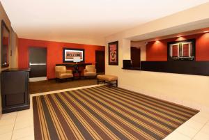 曼彻斯特Extended Stay America Select Suites - Hartford - Manchester的大堂设有红色的墙壁和等候室