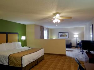 曼彻斯特Extended Stay America Select Suites - Hartford - Manchester的酒店客房配有一张床和吊扇。