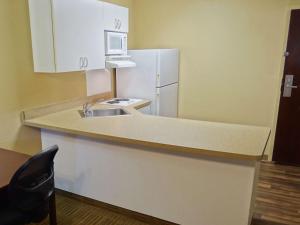 曼彻斯特Extended Stay America Select Suites - Hartford - Manchester的厨房配有水槽和白色冰箱