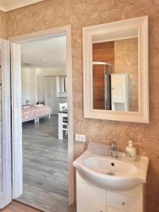 内克瑟Apartamenty Nexo的一间带水槽和镜子的浴室