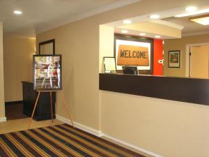 谢尔顿Extended Stay America酒店 - 谢尔顿 - 费尔菲尔德县的墙上有迎宾标志的等候室