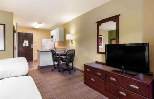 纳舒厄纳舒厄曼彻斯特美国长住酒店的配有一张床和一台平面电视的酒店客房