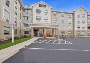 East ProvidenceExtended Stay America Premier Suites - Providence - East Providence的前面有一个停车位的酒店