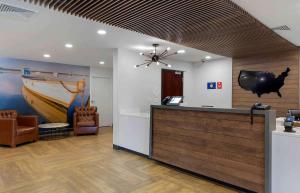 East ProvidenceExtended Stay America Premier Suites - Providence - East Providence的大堂设有酒吧,墙上有一条船