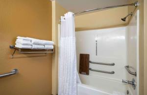 弗雷德里克弗雷德里克 - 威斯幽路长住公寓式酒店的带淋浴和白色淋浴帘的浴室