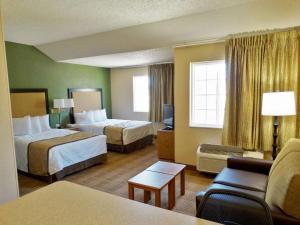 沃里克美利坚-普罗维登斯-机场长住酒店的酒店客房,设有两张床和一张沙发