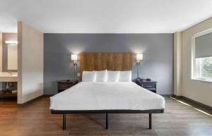 森特维尔美国华盛顿森特维尔马纳萨斯长住酒店的一间卧室配有一张大床,设有两个床头柜和两盏灯