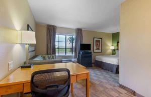 尚蒂伊美国长住酒店 - 华盛顿特区 - 尚蒂伊 - 机场的酒店客房配有书桌和床。