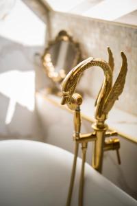 Stare BogaczowiceZamek Książ - 15 minut 503-608-088的浴室水槽和浴缸旁的金色水龙头